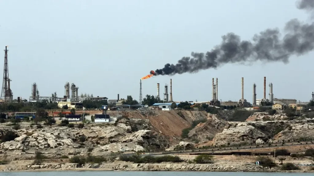 تحذير من “جيه بي مورغان”: استهداف جزيرة خرج الإيرانية قد يشعل أزمة نفط عالمية