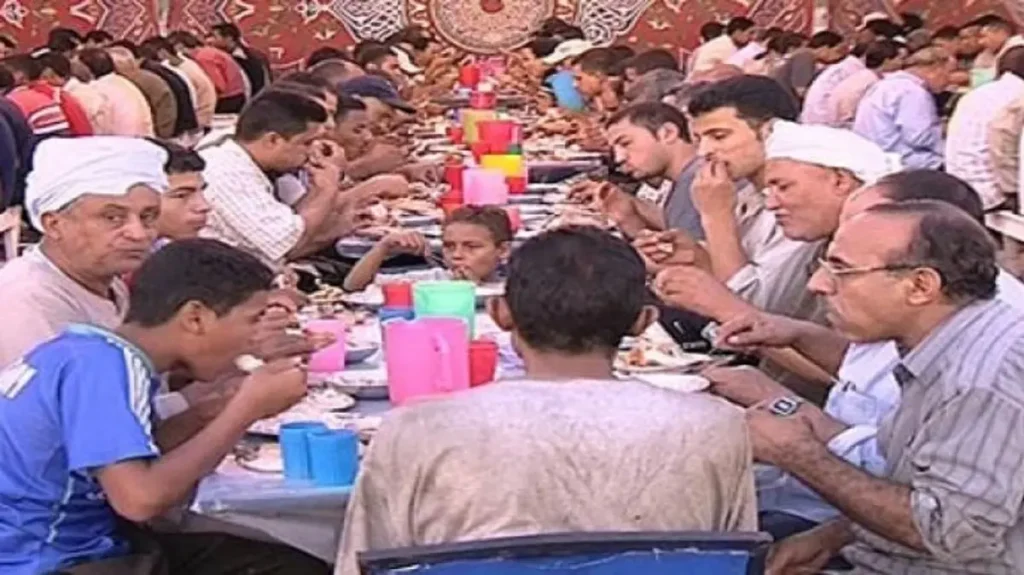 بعد نجاح “مائدة المطرية”.. تعرف على تاريخ أول مائدة رمضان جماعية في مصر