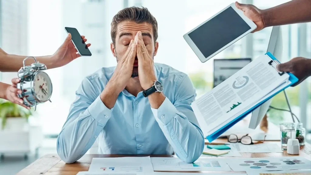 7 عادات تبقيك عالقاً في دوامة الشعور بالذنب والإرهاق