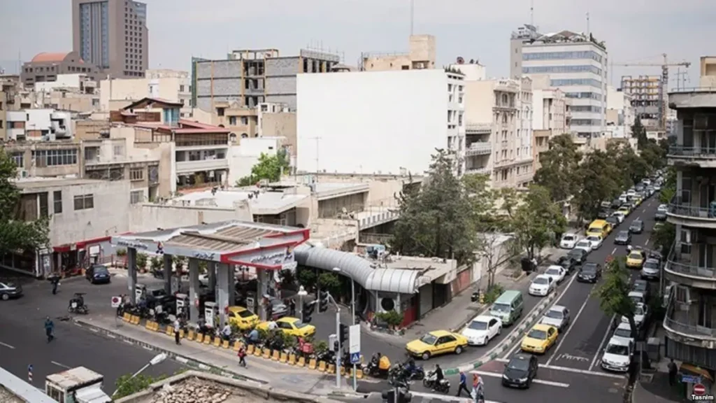 محطات الوقود في طهران تبدأ تقنين بيع البنزين