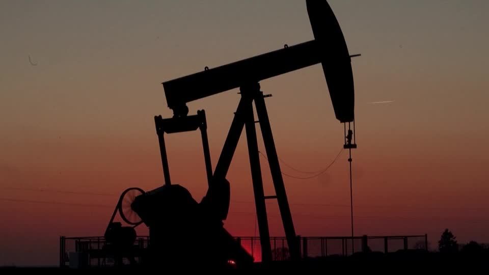 النفط يواصل الهبوط بعد تقرير إيراني عن مسودة اتفاق مع أمريكا