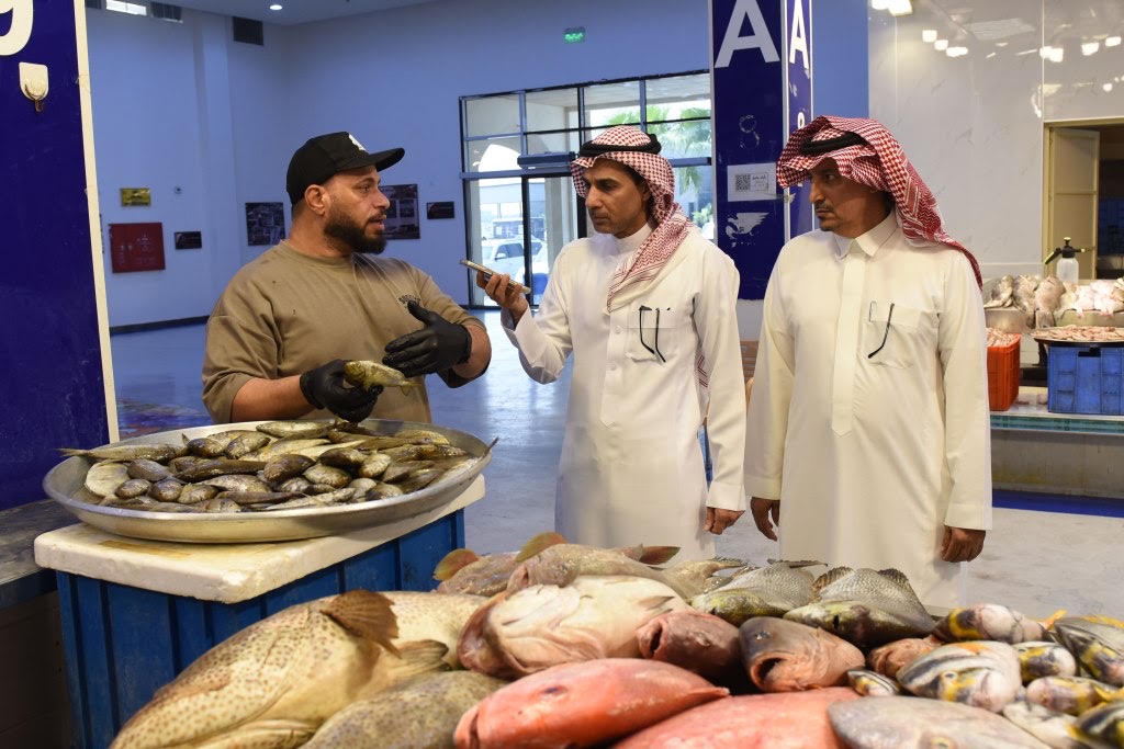 أسماك نادرة تعود إلى سوق القطيف.. والناجل يتصدر المشهد بأسعار تصل لـ90 ريالًا للكيلو
