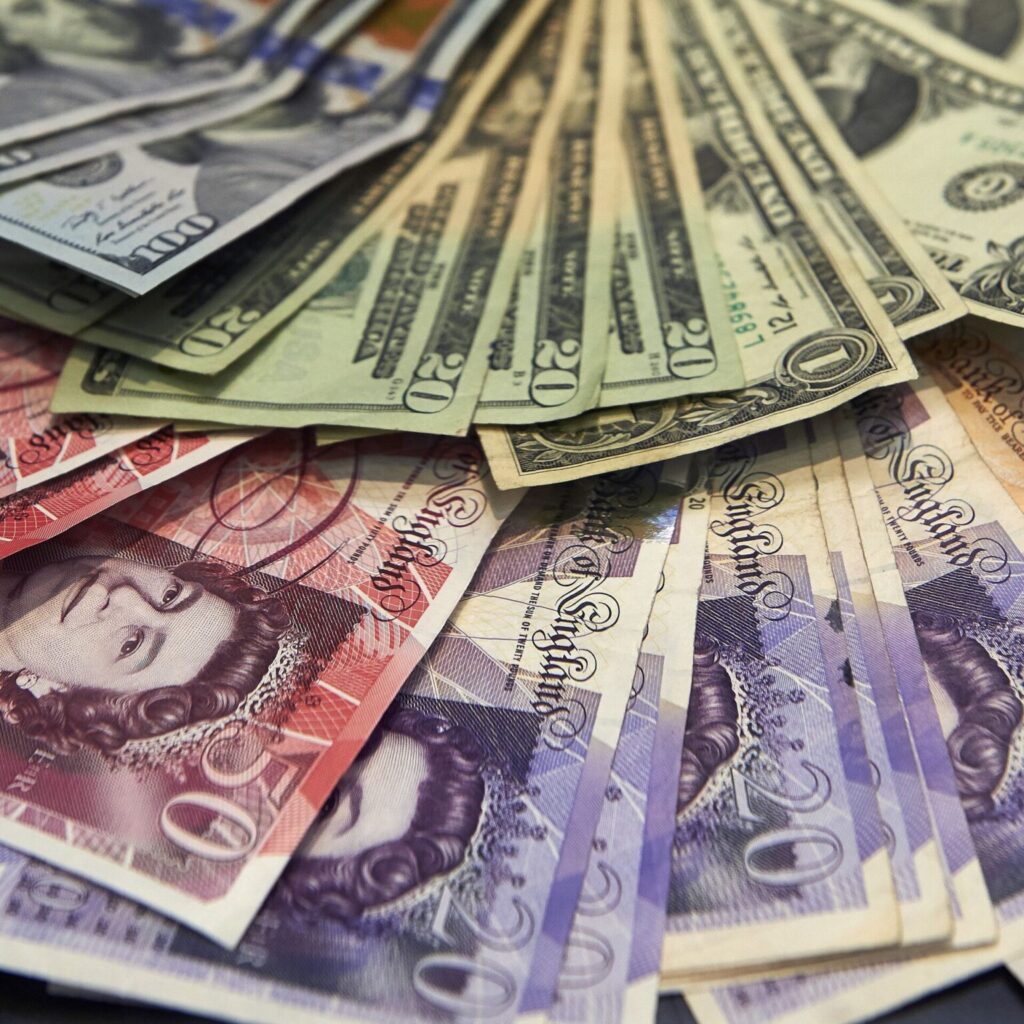 استقرار الدولار قرب أعلى مستوى في أسبوع