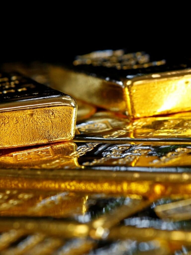 الذهب يبدد مكاسبه ويستقر مع صعود النفط